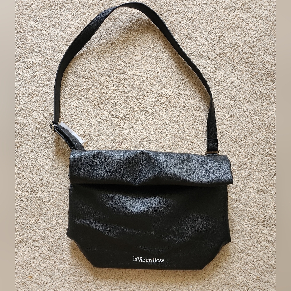 Free💗NWT la vie en rose faux leather black foldable adjustable shoulder bag